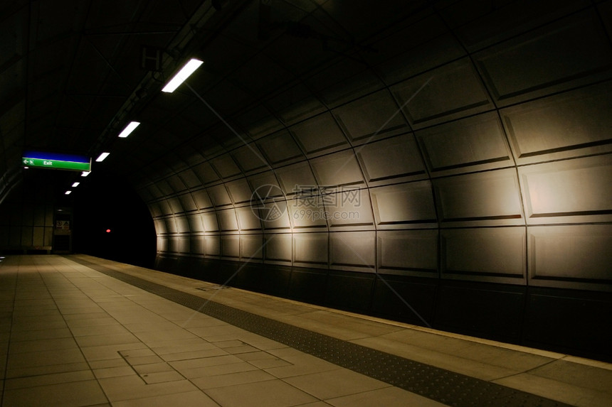 地铁站几何风光隧道人群长方形火车站单轨火车电车高峰图片