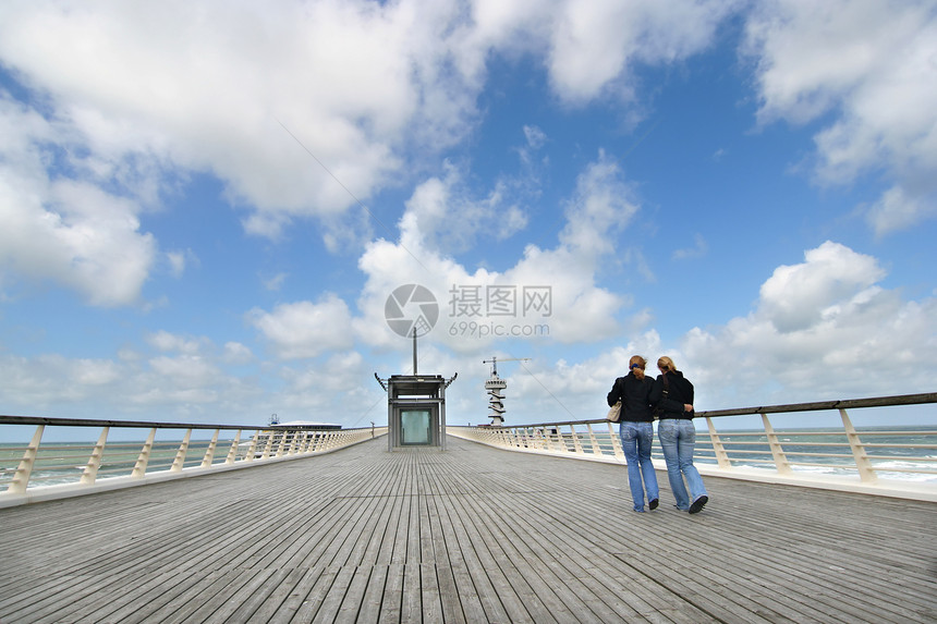 朋友之友天空女孩们空气码头木板友谊海洋女性郊游手臂图片