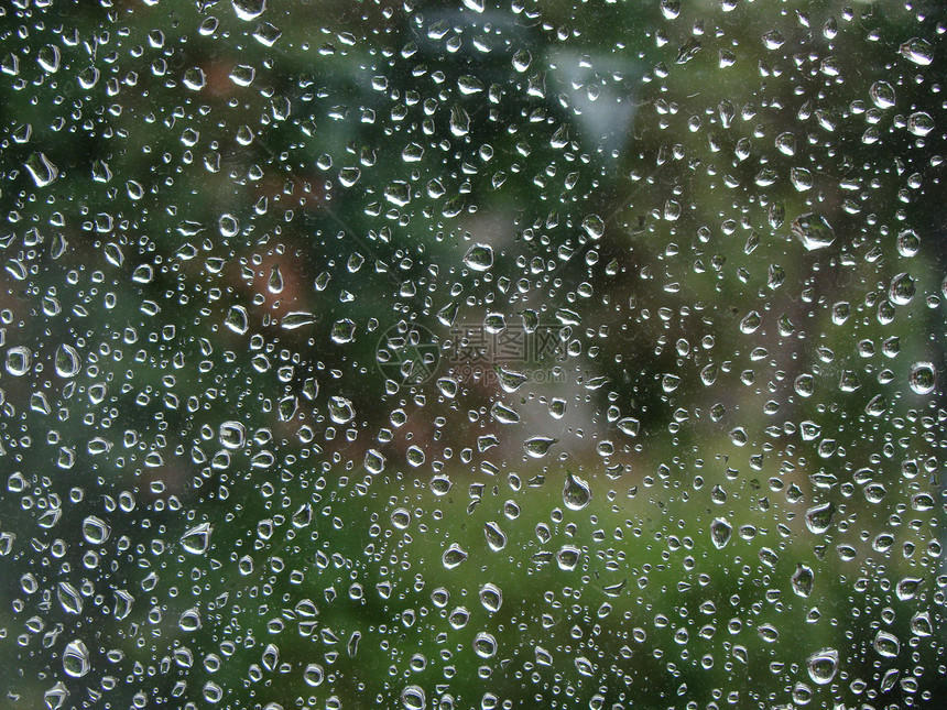 窗口上的雨滴雨量淋浴脱发玻璃天气飞溅风暴绿色图片