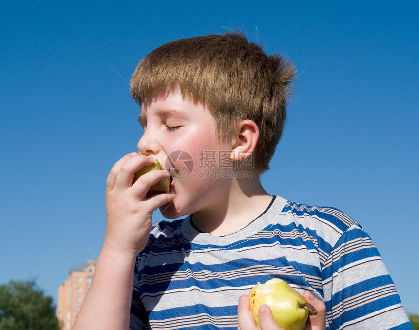 男孩吃苹果学校童年家庭蓝色男孩们食物享受男性快乐果园图片