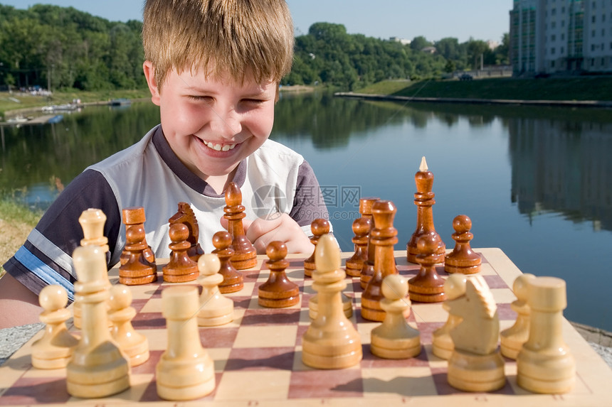 男孩象棋行动思维国王闲暇教育木板幸福男孩们乐趣追求图片