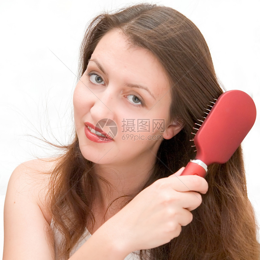 女孩梳头发刷子梳子享受美容师手指设计师沙龙化妆品黑发女士图片