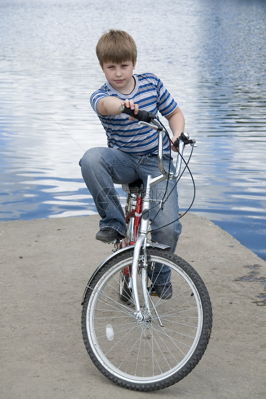 骑自行车的男孩镜子男生旅行白色天空中心溪流蓝色码头场景图片