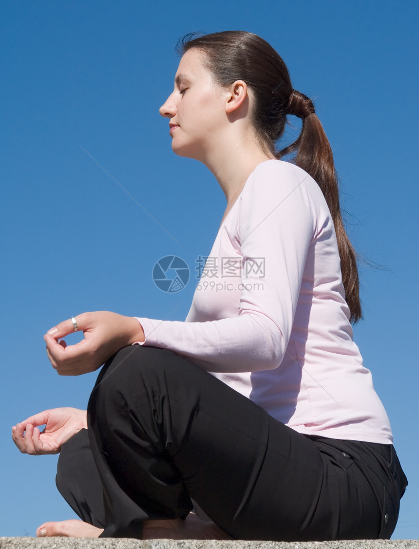 冥想孤独宗教身体头发瑜伽蓝色成人运动女性微笑图片