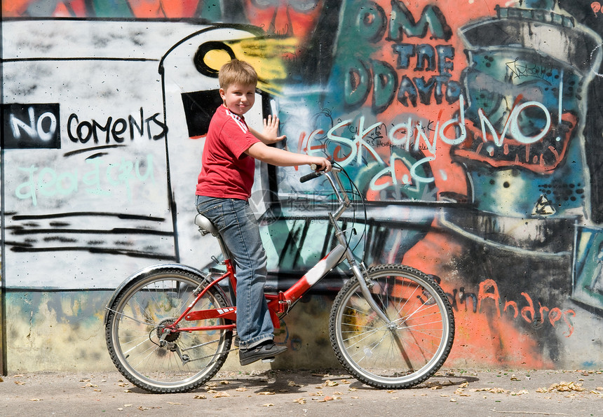 骑自行车的男孩男生写作绘画标签街道生活曲线文化青年城市图片