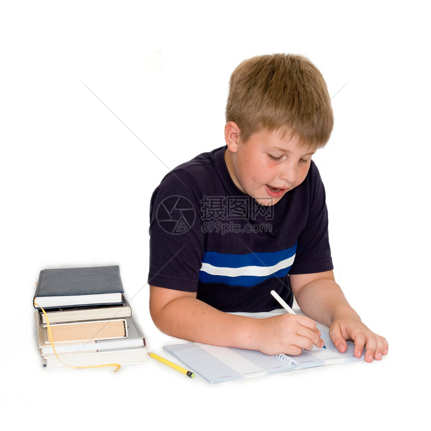 家庭作业童年男孩们白色衣服专注教育孩子孩子们铅笔智慧图片
