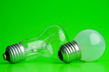 电灯泡活力力量玻璃灯光金属灯丝创新绿色灰色背景图片