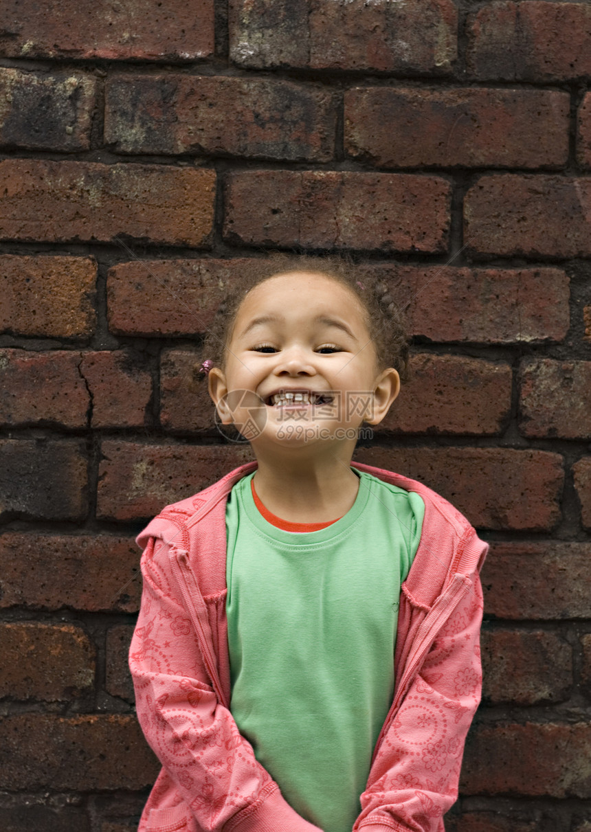 年轻黑人女孩在巷子里玩耍幸福乐趣孩子眼睛童年喜悦胡同婴儿女儿微笑图片