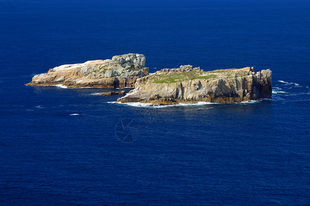 胰岛位于深蓝海中的岛屿背景