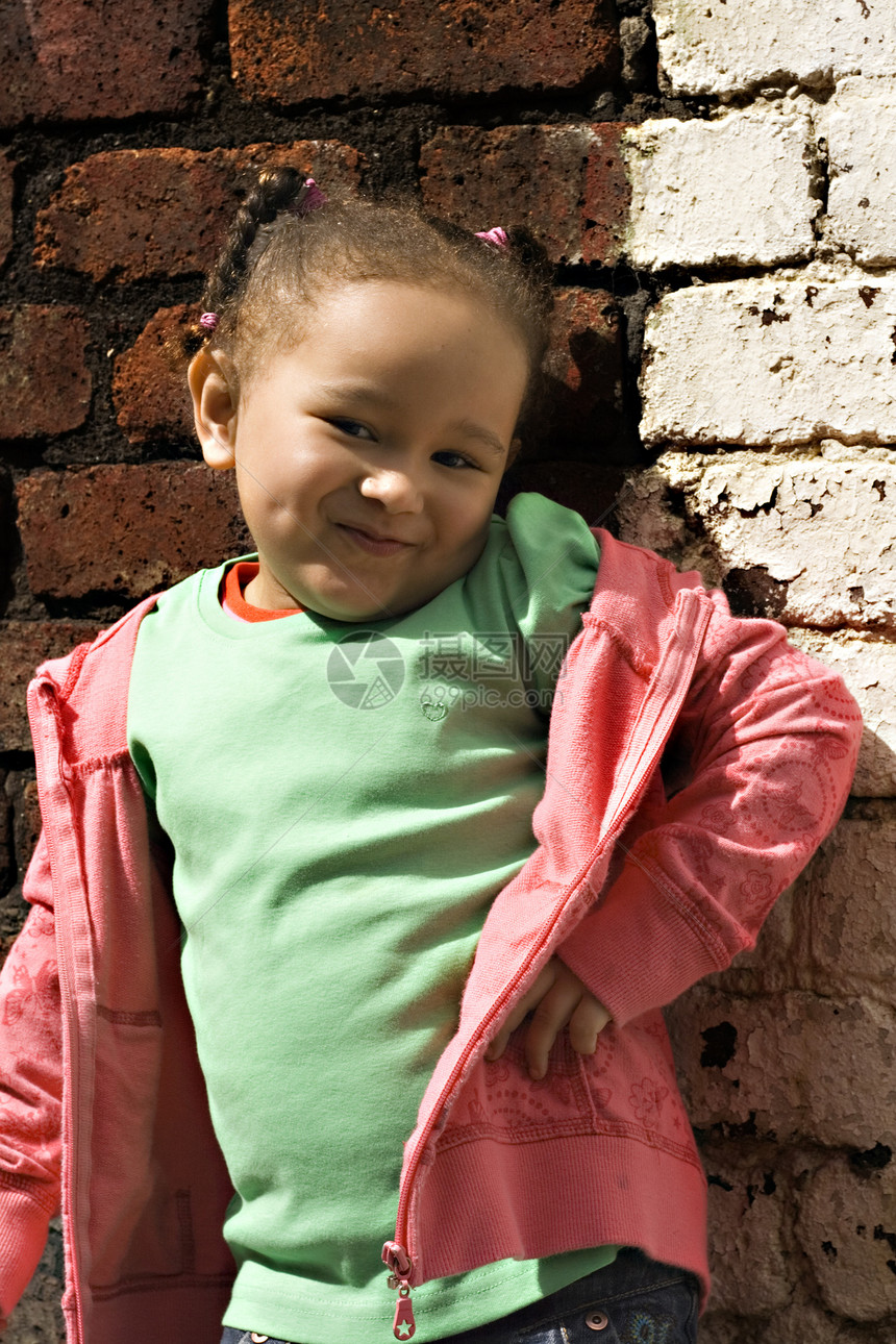 年轻黑人女孩在巷子里玩耍喜悦女性眼睛乐趣婴儿女儿微笑孩子童年幸福图片