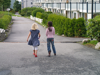 朋友步行孩子街道朋友们邻里玩伴队友女孩们背景图片
