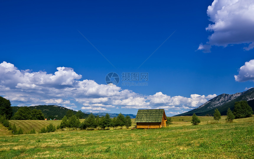 小型木制小木屋房子绿色场景牧场天空土地地平线季节草地爬坡图片