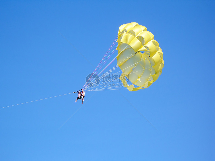 在海洋上空降落伞风险自由漂浮翅膀男性巡航飞行乐趣保险天空图片