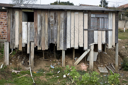 棚城木头小屋废料垃圾贫困房子背景图片