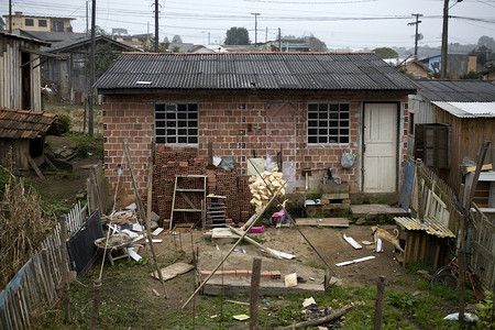 棚城木头废料房子小屋贫困垃圾背景图片