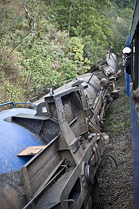 轮船列树木铁路事故破坏死亡森林高清图片