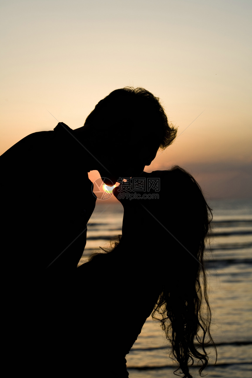 亲吻夫妇太阳黑色海洋夫妻橙子男人女士嘴唇图片