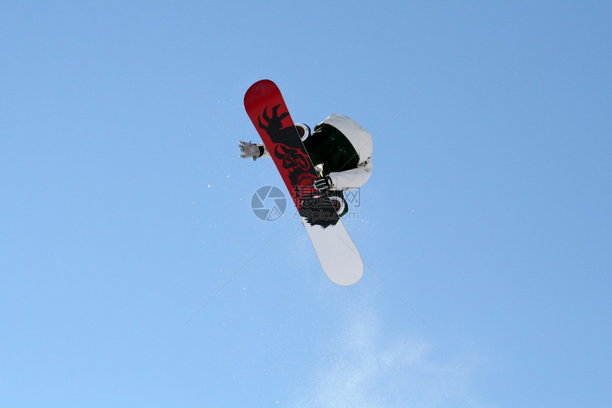 滑雪运动员在空中跳跃高空单板娱乐滑雪板运动男人冒险木板男性速度平衡图片