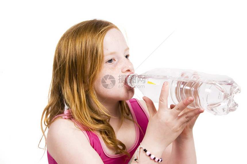 一个年轻小女孩饮用水的肖像图片