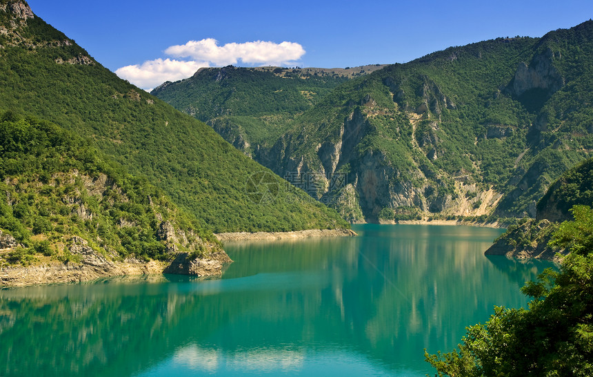 美丽的山湖地形森林叶子绿色天空反射岩石树木蓝色图片
