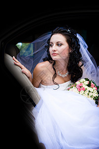 新娘在车里的肖像花朵快乐玫瑰幸福裙子花束金发白色蓝色婚礼背景图片