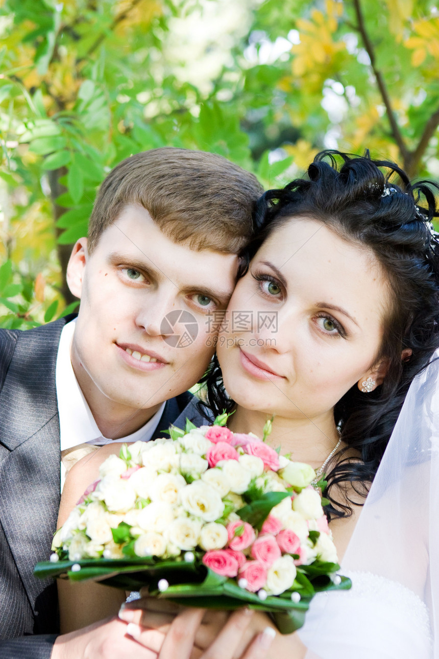 幸福新娘和新郎的肖像图片