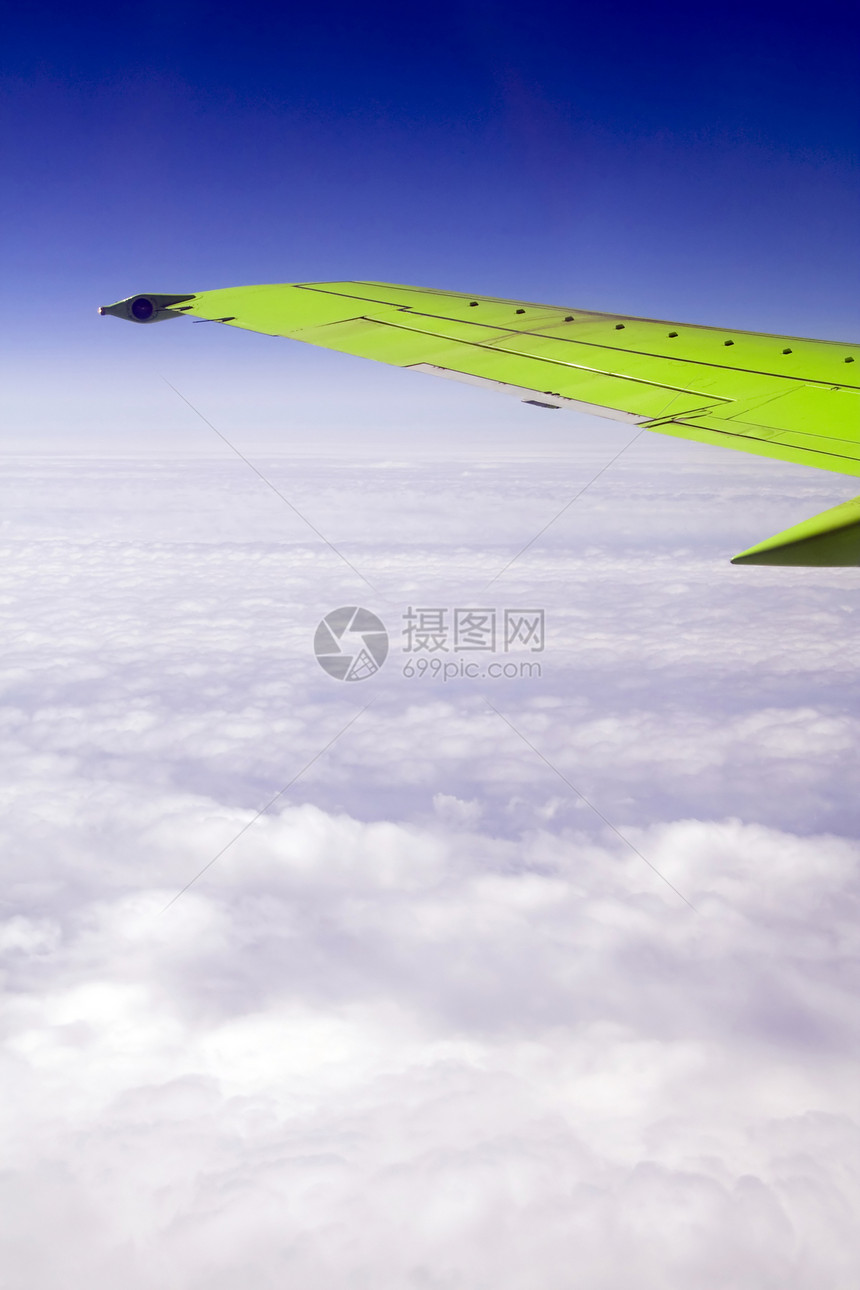 平面侧翼从左舷洞看翅膀天空蓝色航空航班技术舷窗场地飞机场旅行图片