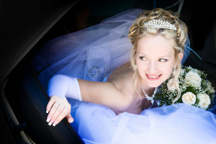 坐在车里的新娘的肖像裙子喜悦订婚成人女孩婚礼幸福仪式女士花束图片