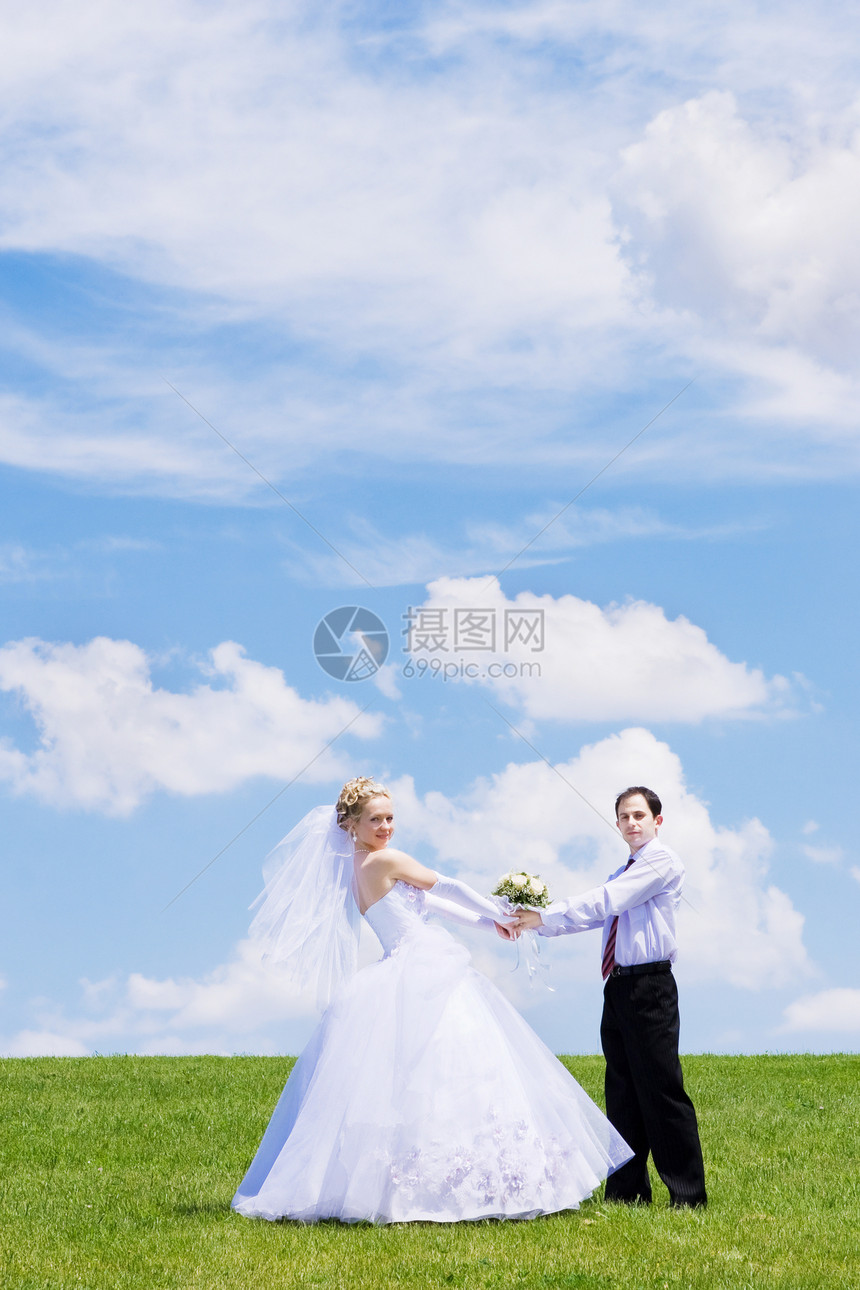 新婚夫妇黑发妻子夫妻女士已婚成人拥抱面纱花束快乐图片