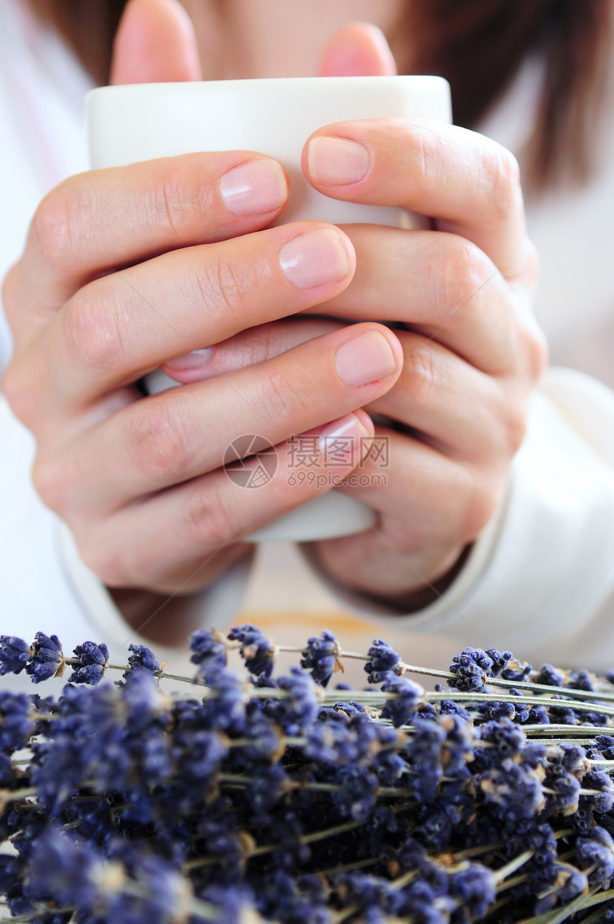 手握着杯子早餐草药享受女士薰衣草女性时间调解草本植物幸福图片