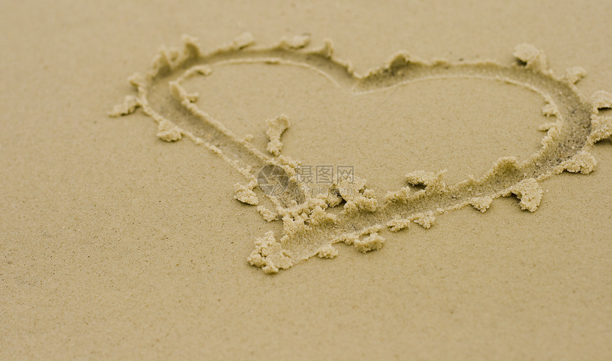 心在沙地上卡片婚礼假期蜜月海滩绘画海洋支撑边缘情怀图片