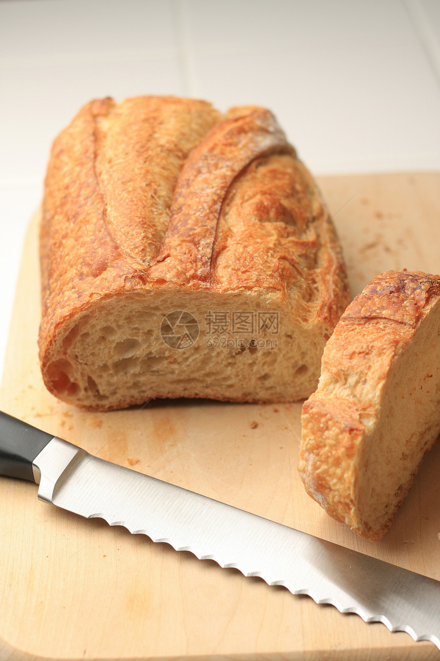 用刀砍板上面包的一包面包图片
