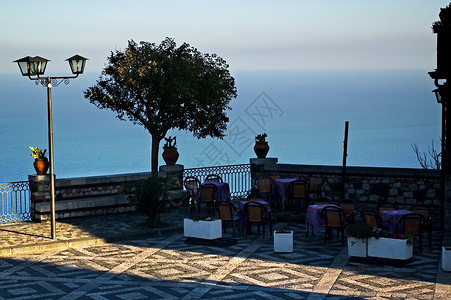 卡斯特洛莫拉 西西里 俯视海面的两岸背景图片