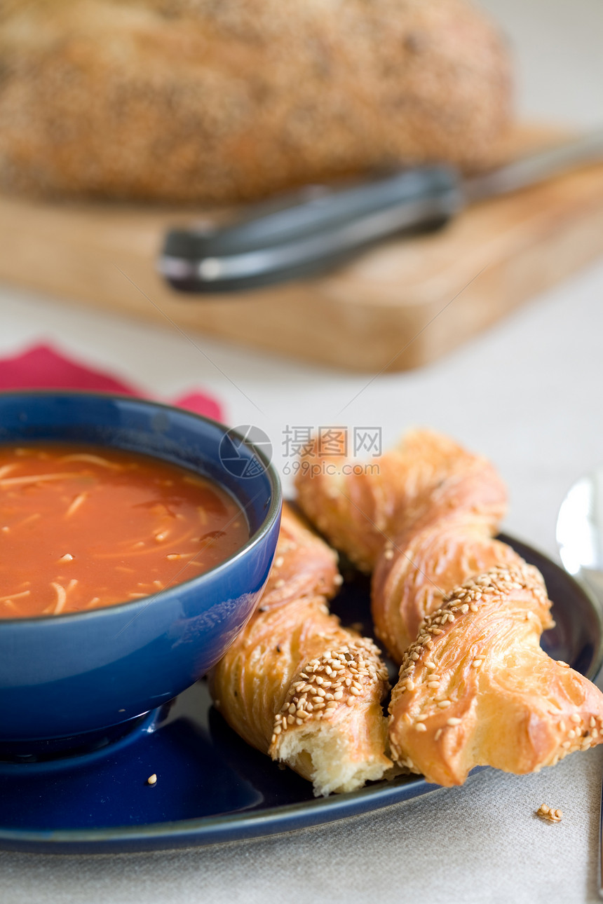 番茄汤健康餐厅烹饪饮食盘子营养起动机蓝色面包午餐图片