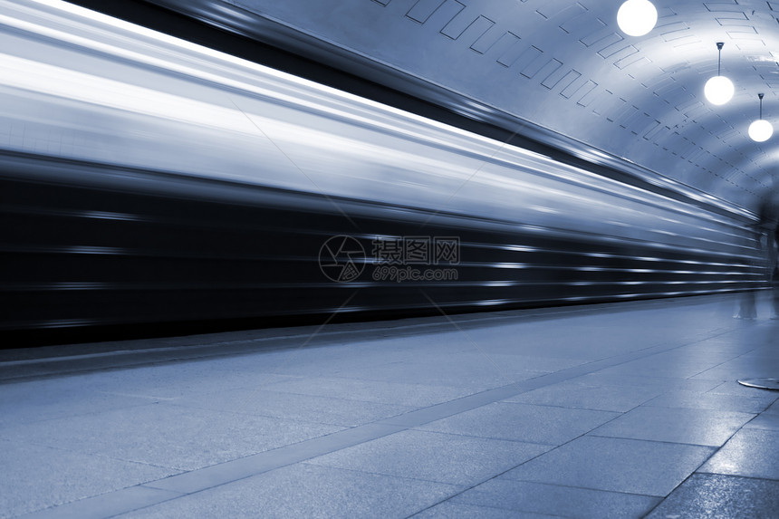 地下地铁站全球旅行蓝色车站城市乘客入口点燃行李游客图片