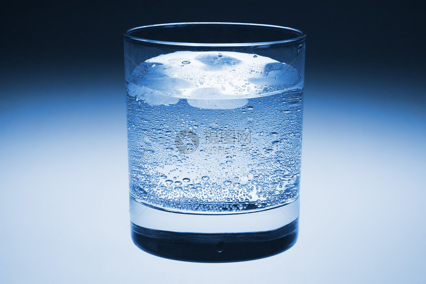玻璃矿物补品冰箱魅力苏打姿势口渴蓝色水晶阿瓜图片