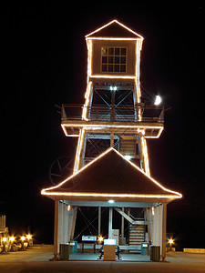 夜间码头天文黑色月亮灯塔背景图片