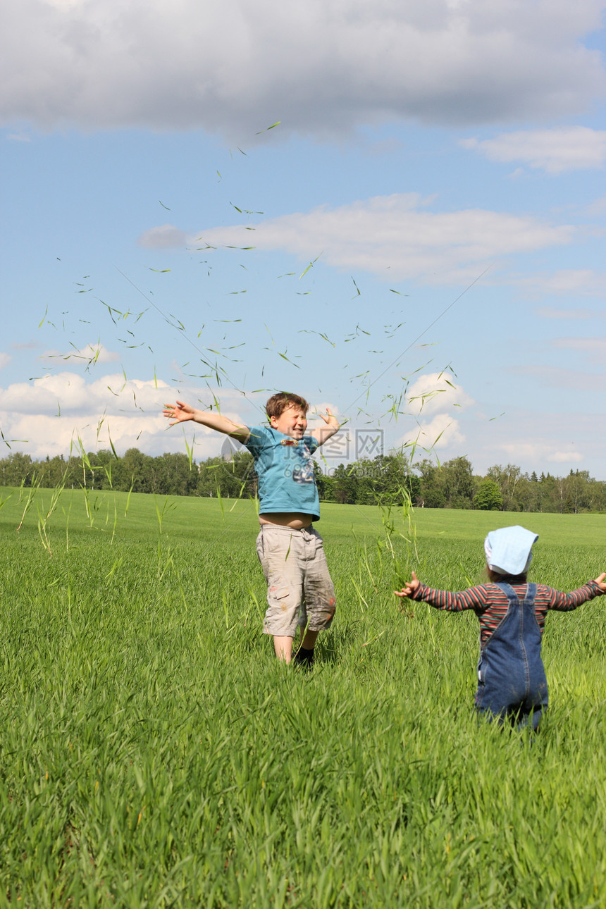 男孩子和女孩儿用草地玩耍欢乐喜悦青年男生场地图片