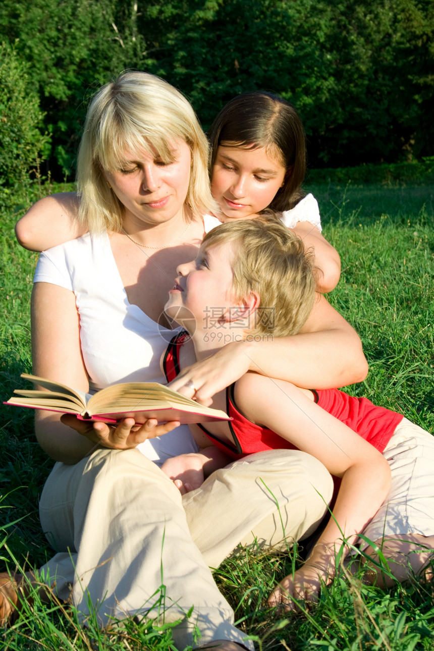 草地上的一家人孩子女孩闲暇幸福绿色女性公园母亲家庭男生图片