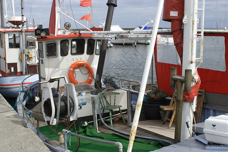 在丹麦的渔船绳索港口钓鱼蓝色背景图片