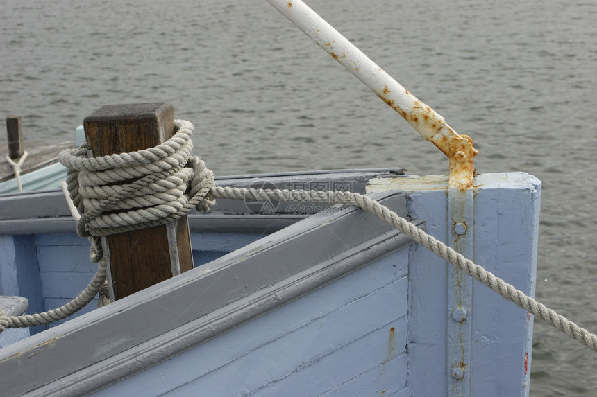 在丹麦的渔船蓝色港口绳索钓鱼图片