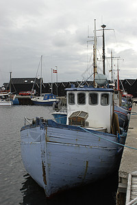 在丹麦的渔船钓鱼绳索蓝色港口背景图片