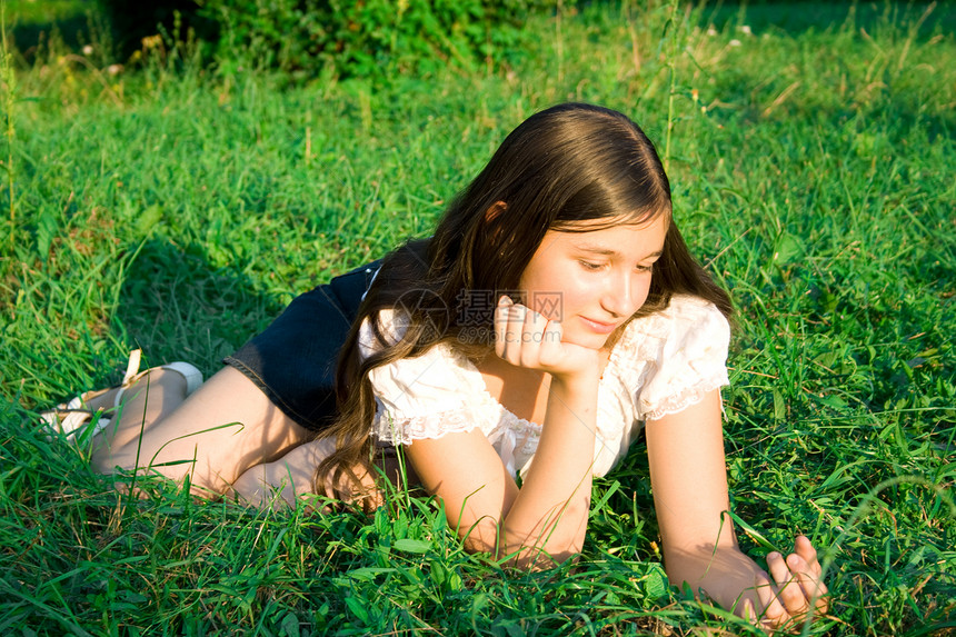 女孩躺在草地上绿色头发孩子青少年公园女性图片