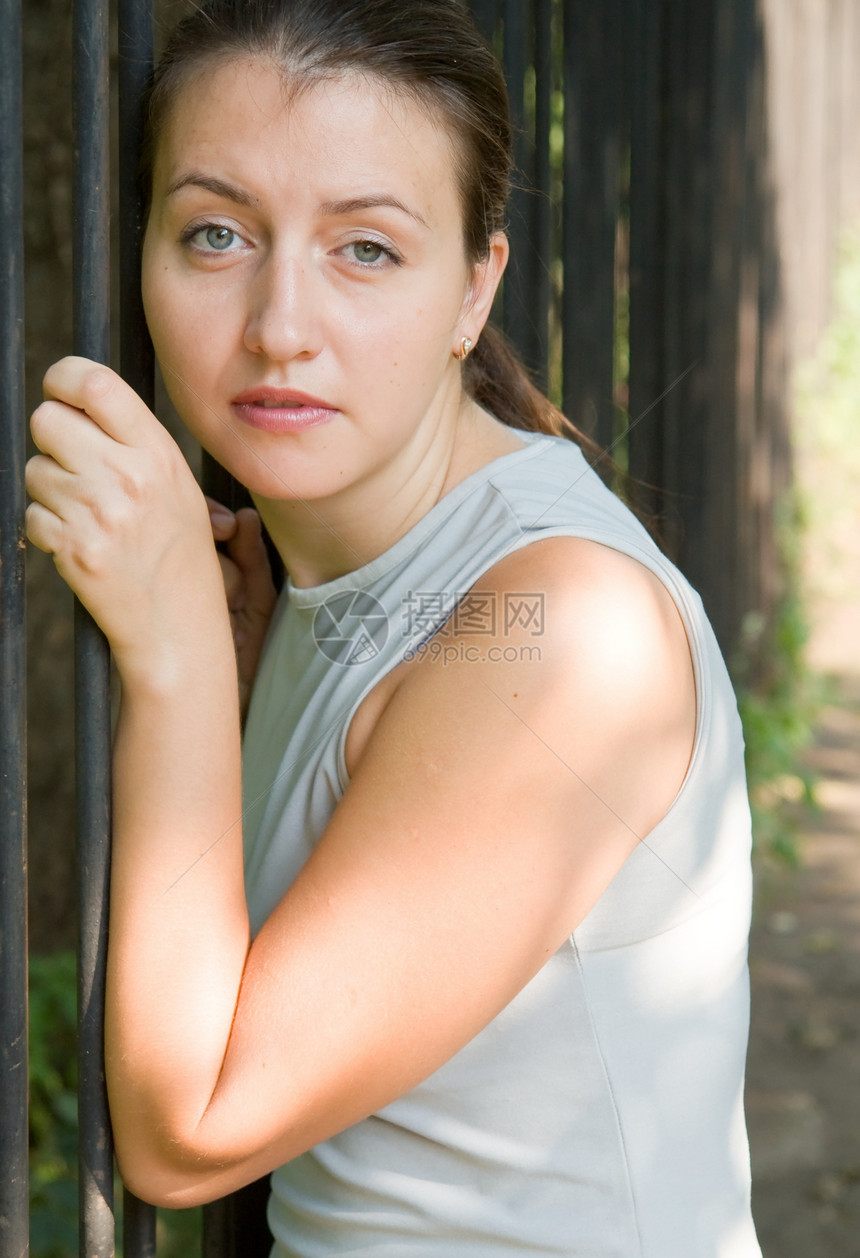 靠近围栏的妇女头发成人快乐青年眼睛图片