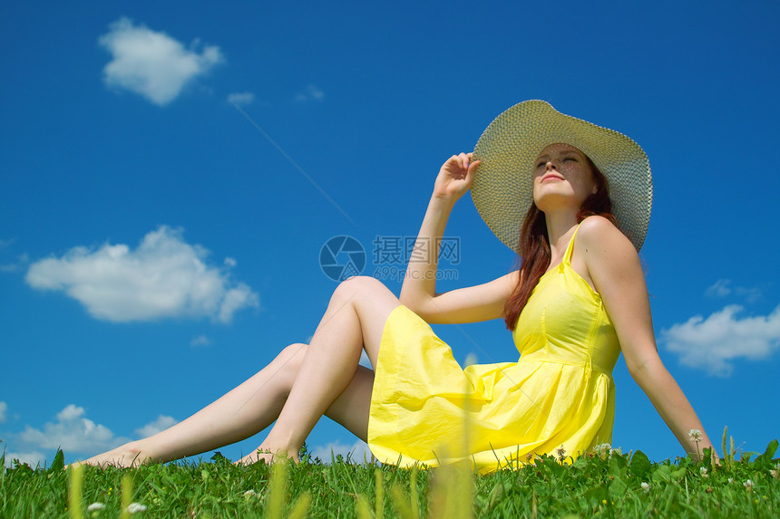 享受夏季时间帽子闲暇成人快乐阳光笑脸公园冒充美丽天空图片