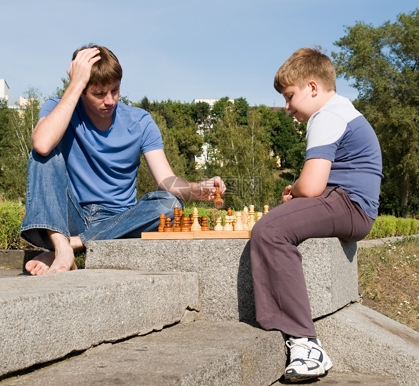 下象棋游戏战略孩子闲暇快乐男人孩子们乐趣男生微笑活动图片