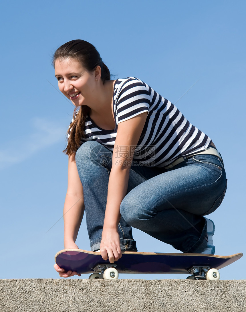女孩在滑板上女孩们滚筒膝盖女性行动公园人行道速度木板溜冰者图片