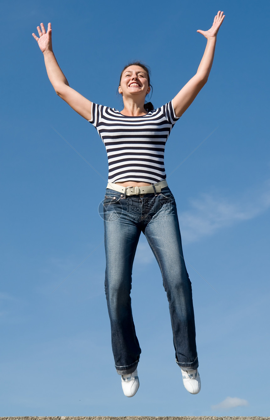 正在跳跃妇女空气幸福成人运动飞行天空蓝色喜悦行动头发图片
