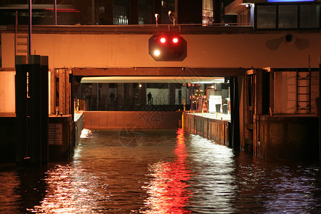 内河航运夜里锁着运河交通港口船闸水路反射红绿灯渠道航道汉堡液体背景