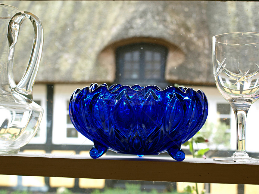 展示上美丽的装饰式旧蓝色玻璃碗图片